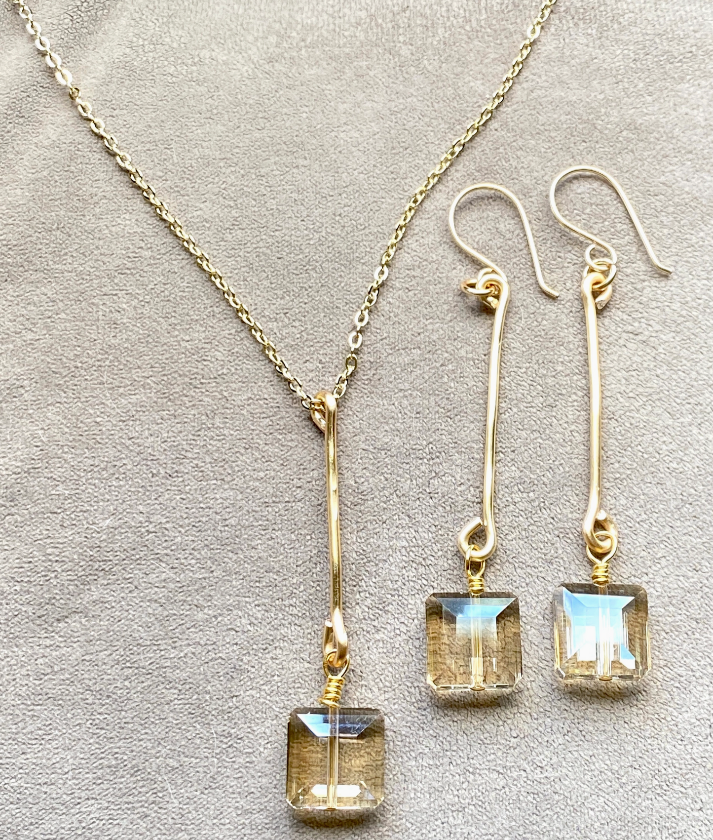 Gold Hammered Bar Set Crystals Collection